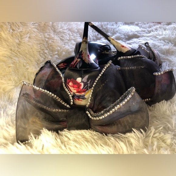 Steve Madden Black w/ Floral Accents and Bow NWOT size 6.5 Benni-R Satin Sandals - Picture 13 of 16